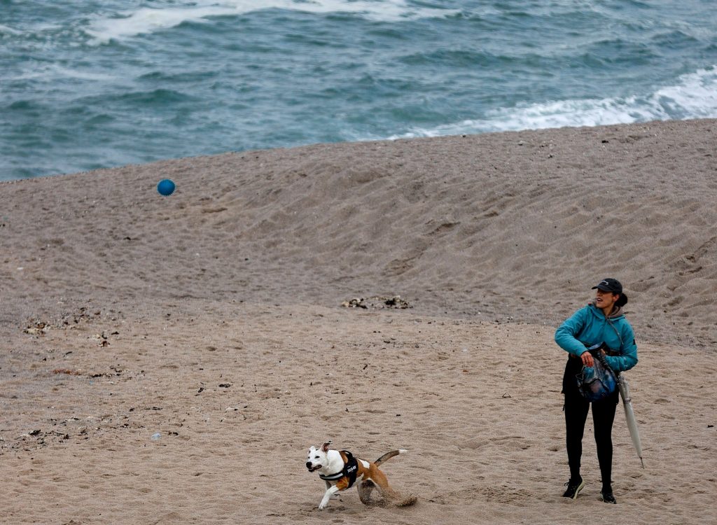 Galicia pide evitar el baño en playas y ríos durante 24 horas ante la falta de tratamiento de aguas residuales por el apagón