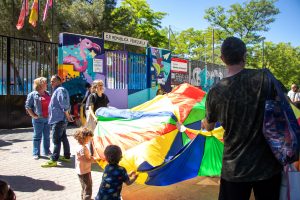 Las familias toman las calles en busca de seguridad alrededor de los colegios: “Nos hemos acostumbrado a estar alerta”