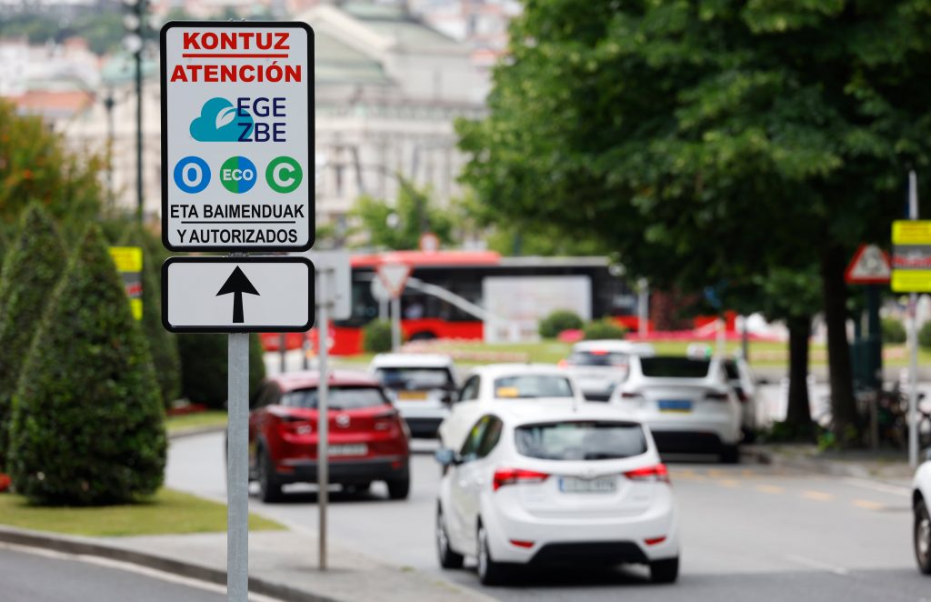 Cerco a las zonas de bajas emisiones ‘fake’: el Gobierno obligará a multar a los coches contaminantes