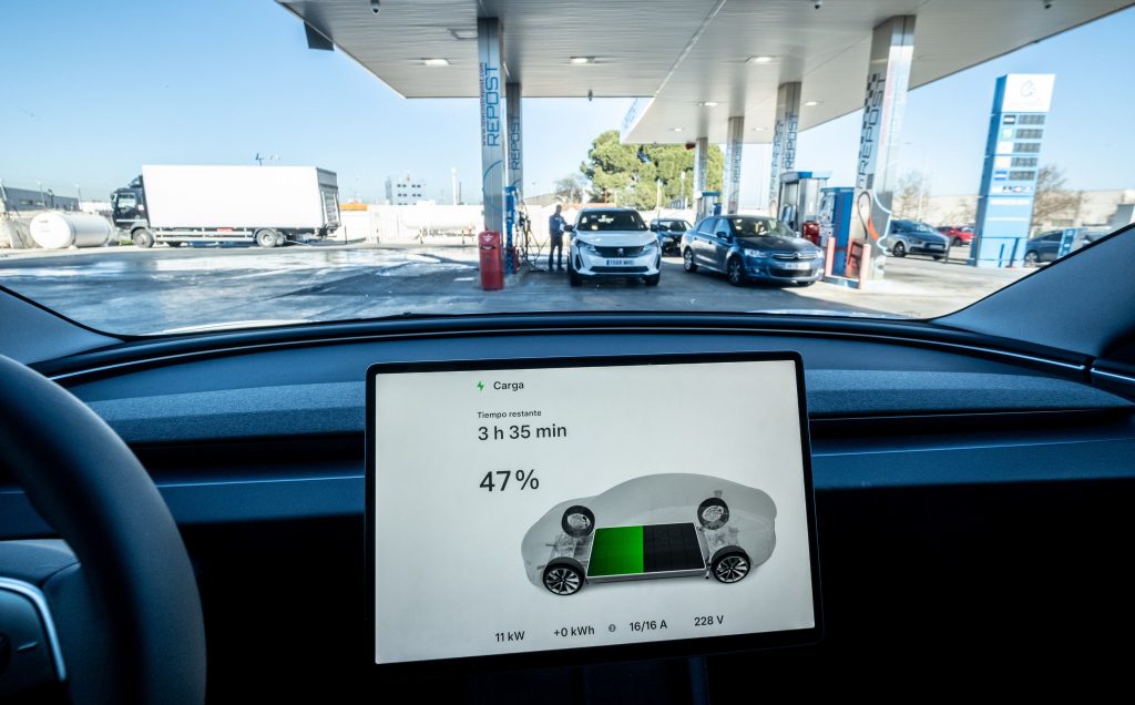 Transición Ecológica acusa a las comunidades de no vigilar la instalación de puntos de recarga en gasolineras