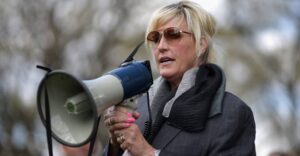 Erin Brockovich, la incombustible activista por la justicia ambiental: “Para combatir la crisis climática primero debemos mirar en nuestro patio trasero”