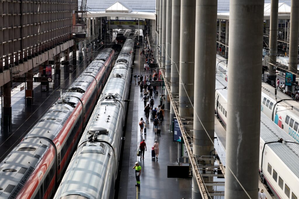 Construir ferrocarriles genera más emisiones que levantar aeropuertos, pero se compensan en varios años de uso