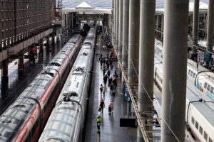 Construir ferrocarriles genera más emisiones que levantar aeropuertos, pero se compensan en varios años de uso