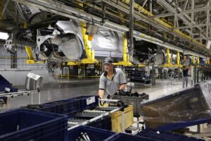 La fabricación de coches eléctricos contamina más, pero se compensa en menos de dos años de uso
