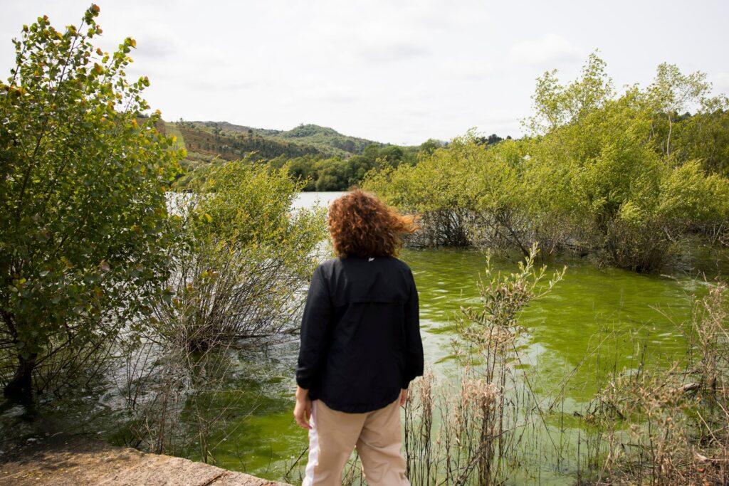 Xunta y Confederación del Miño, condenadas por vulnerar el derecho a la vida de los vecinos del embalse de As Conchas, envenenado por las macrogranjas