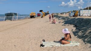 Chapapote, bañistas y delfines muertos: los vertidos de dos petroleros ennegrecen el corazón del turismo ruso