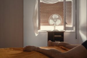 La difícil misión de descansar en las noches tórridas en Extremadura: “Dormimos por agotamiento físico y emocional, estamos reventados”