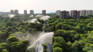 De la pirojardinería a los cañones de agua: así se defienden las zonas pobladas de los incendios forestales