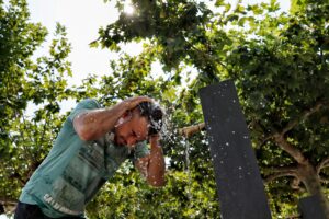 España encara el fin de una larga ola de calor que ha elevado al extremo el riesgo para la salud