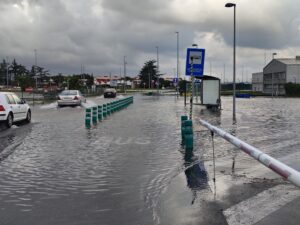Fuertes lluvias en Santander provocan cierre de calles, túneles y alerta roja en el litoral